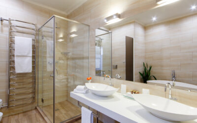 Üveg a fürdőszobában: A zuhanykabinok és a kádparavánok
